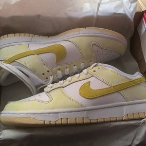 wmns “yellow strike” dunks